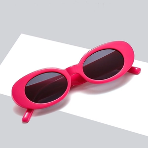 Lunettes de soleil ovales rétro avec monture en résine rose vif et verres foncés