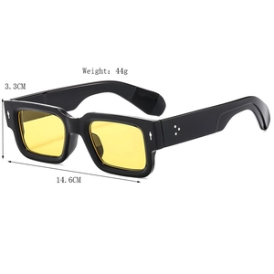 Occhiali da sole quadrati retrò con montatura nera spessa e lenti gialle vintage