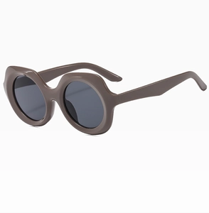 Vue détaillée des lunettes de soleil rétro ondulées moka avec monture épaisse et verres UV