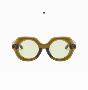 Vue détaillée d'une monture de lunettes de soleil ronde vert olive avec verres clairs
