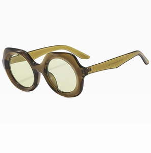 Vue détaillée des lunettes de soleil polygonales vert olive avec gravure du modèle ZH12188