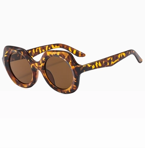 Détail de lunettes de soleil rétro avec monture écaillée épaisse et verres bruns