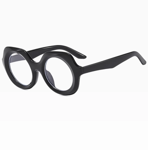 Détail de lunettes de soleil noires oversize avec monture ondulée et verres ronds