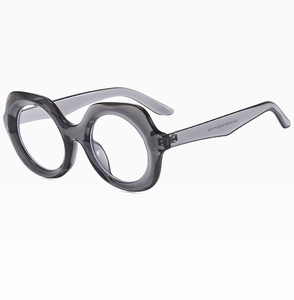 Gros plan de lunettes de soleil grises transparentes avec le numéro de modèle ZN3738