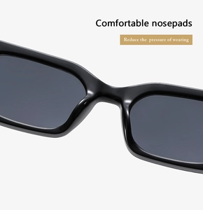 Détail macro des plaquettes de nez confortables sur lunettes de soleil noires rectangulaires