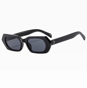 Détail de lunettes de soleil hexagonales noires avec monture géométrique et points argentés