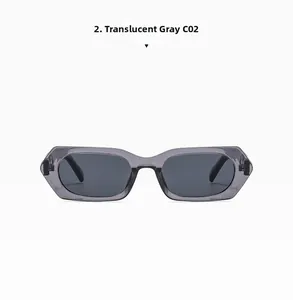Vue détaillée de lunettes de soleil rectangulaires gris transparent à monture angulaire