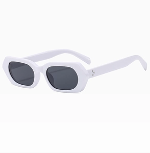 Détails de lunettes de soleil hexagonales blanches avec rivets argentés et verres noirs