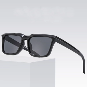 Lunettes de soleil carrées noires tendance pour hommes et femmes sur support d'exposition