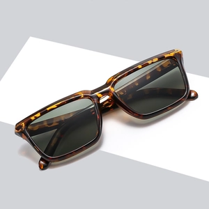 Lunettes de soleil rectangulaires en écaille avec verres vert foncé de style moderne chic