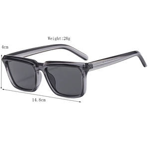 Lunettes de soleil carrées tendance avec monture grise transparente et verres foncés