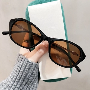 Modische Retro-Cat-Eye-Sonnenbrille mit schwarzem Rahmen und braunen Gläsern für Damen