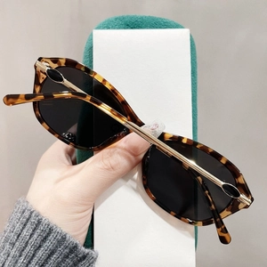 Detail einer Cat-Eye-Sonnenbrille mit Schildpattmuster und schmalen goldenen Metallbügeln