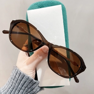 Nahaufnahme der dunkelbraunen Retro-Cat-Eye-Sonnenbrille mit hochwertigem Acetatrahmen