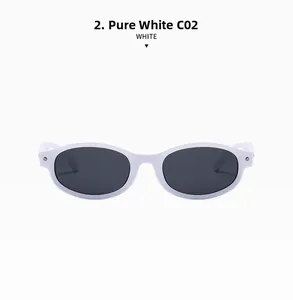 Vue détaillée de lunettes de soleil ovales blanches avec accents argentés et verres foncés