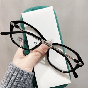 Detailansicht der schwarzen Cat-Eye Sonnenbrille mit UV400 Schutz und grünem Etui