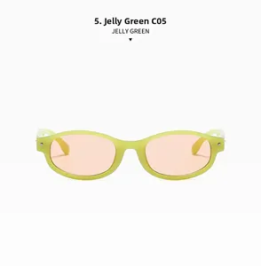 Détail de lunettes de soleil ovales vert gelée avec rivets et verres orangés