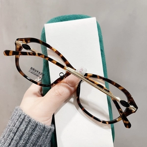 Detailaufnahme der Schildpatt-Cat-Eye-Brille mit goldenen Scharnieren und UV400-Gläsern