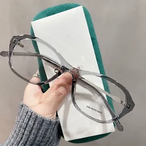 Detail von transparent grauer Cat-Eye-Fassung mit UV400-Gläsern und silbernen Bügeln