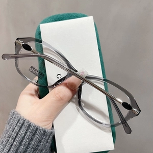 Detailansicht der Cat-Eye-Sonnenbrille mit UV400 und Anti-Blaulicht-Funktionsaufkleber