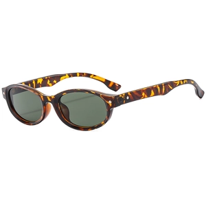 Lunettes de soleil ovales vintage léopard avec verres vert foncé pour un look rétro chic