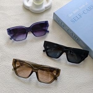 Lunettes de soleil œil de chat classiques pour femmes en violet, noir et ambre à monture large