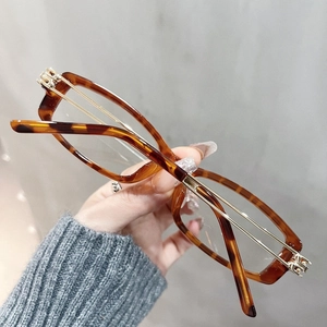 Detailed view of square tortoiseshell TR90 frame with elegant gold metal temples