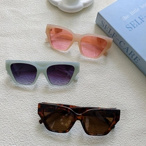 Lunettes de soleil œil de chat pour femmes en rose mat, vert et motif écaille