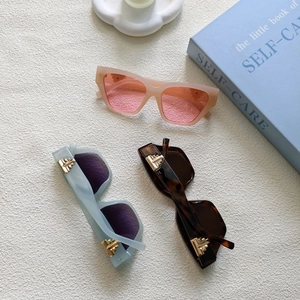 Lot de lunettes de soleil œil-de-chat et carrées en rose, bleu et motif écaille