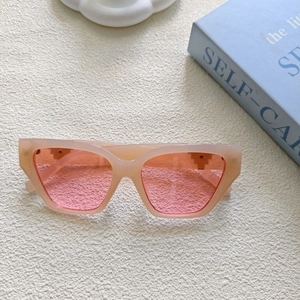 Vue à plat de lunettes de soleil œil de chat roses avec monture épaisse translucide