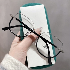 Détail des lunettes anti-lumière bleue avec monture demi-cerclée en métal noir et argent