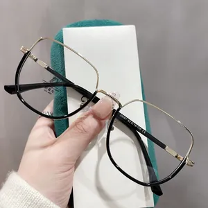 Détail des lunettes anti-lumière bleue avec monture en métal noir doré et tailles