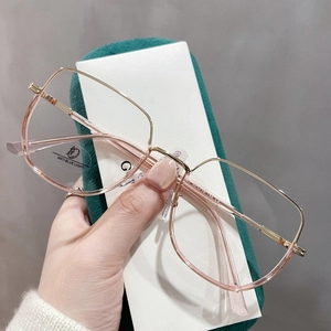 Détail des lunettes anti-lumière bleue polygonales avec monture rose et branches dorées