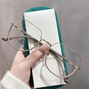 Détail de lunettes anti-lumière bleue kaki avec pont doré et mesures de monture