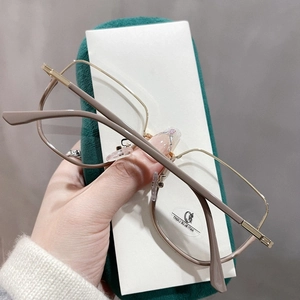 Détail de lunettes en métal doré champagne avec verres anti-lumière bleue et étui