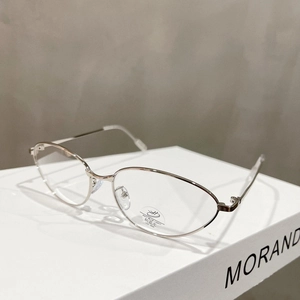 Detail of silver cat-eye metal frame glasses with anti-blue light and UV 400 lenses