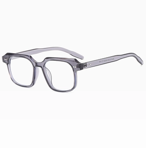 Dettaglio montatura quadrata blu traslucido con classici rivetti metallici decorativi