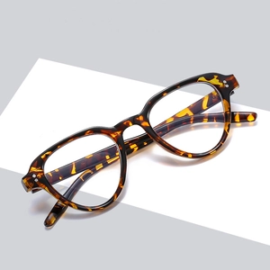 Retro tortoiseshell sunglasses with amber frames and metal rivets in a stylish large design