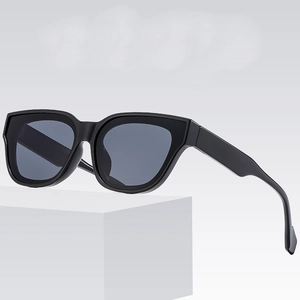 Klassische schwarze quadratische Sonnenbrille mit dunkelgrauen Gläsern auf Podest