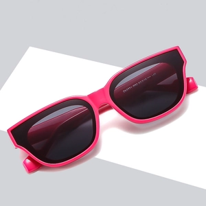 Moderne Retro-Sonnenbrille mit rundem Rahmen in Rosa, dunklen Gläsern und Modell ZN3771