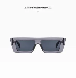 Detailansicht der transparent grauen rechteckigen Sonnenbrille mit dunkelgrauen Gläsern