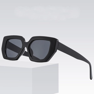 Occhiali da sole quadrati neri classici con lenti grigio scuro per uno stile casual moderno