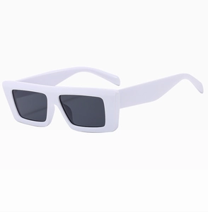 Detailansicht der weißen rechteckigen Sonnenbrille mit dickem Rahmen und dunklen Gläsern