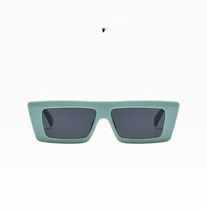 Details von minzgrüner quadratischer Sonnenbrille mit dunkelgrau polarisierten Gläsern