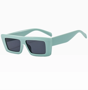 Detail der minzgrünen rechteckigen Sonnenbrille mit dickem Rahmen und grauen Gläsern