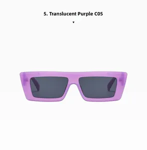 Nahaufnahme der rechteckigen, transparenten lila Sonnenbrille mit dunklen Gläsern und dickem Rahmen