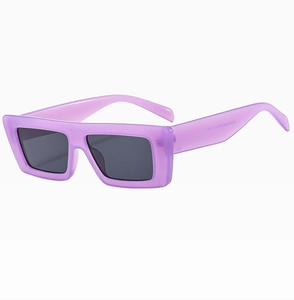 Detailansicht der lila rechteckigen Sonnenbrille mit Bügelinnendruck und Rahmentextur