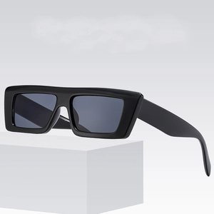 Retro schwarze rechteckige Sonnenbrille mit breitem Rahmen und grauen Gläsern für Hip-Hop