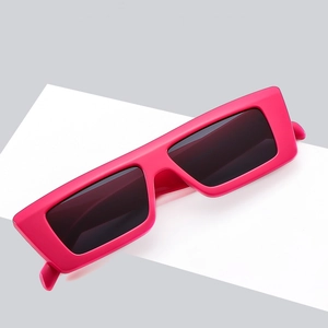 Modische knallpinke rechteckige Sonnenbrille mit dunklen Gläsern für Streetstyle und Party