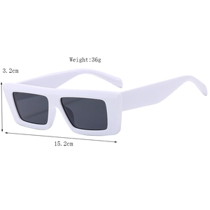 Weiße rechteckige Hip-Hop-Sonnenbrille mit schwarzen Gläsern und Maßen auf weißem Hintergrund